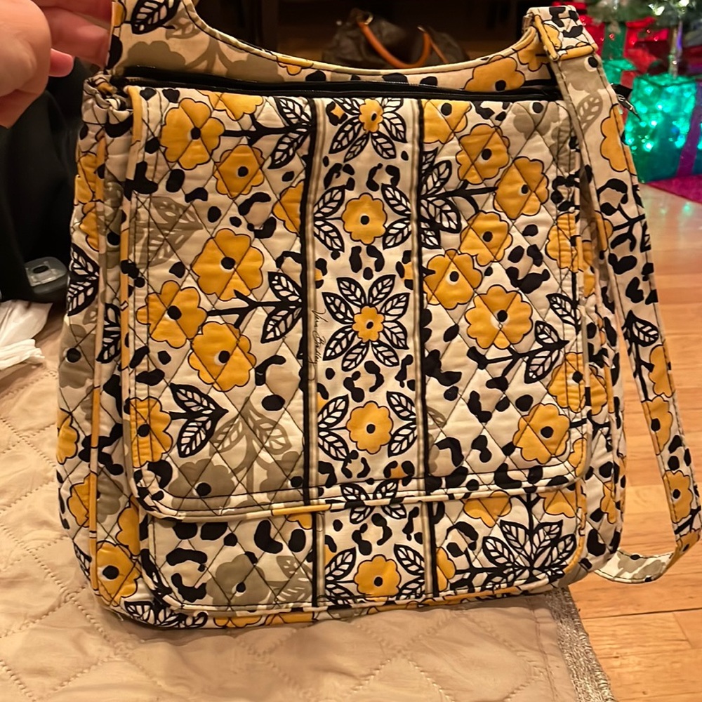 Vera Bradley crossbody. Excellent condition like new.
